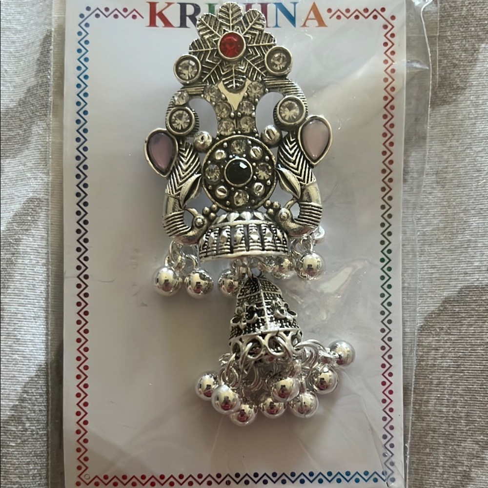 Statement brooch
